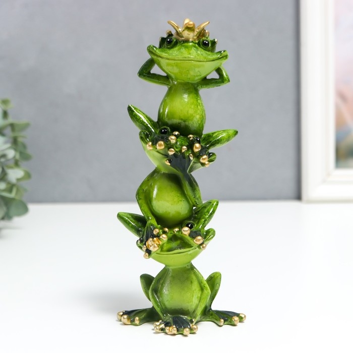 Сувенир полистоун лак Сувенир полистоун лак "Лягухи пирамида с короной - не вижу, не слышу, не скажу" 19х5х8 см