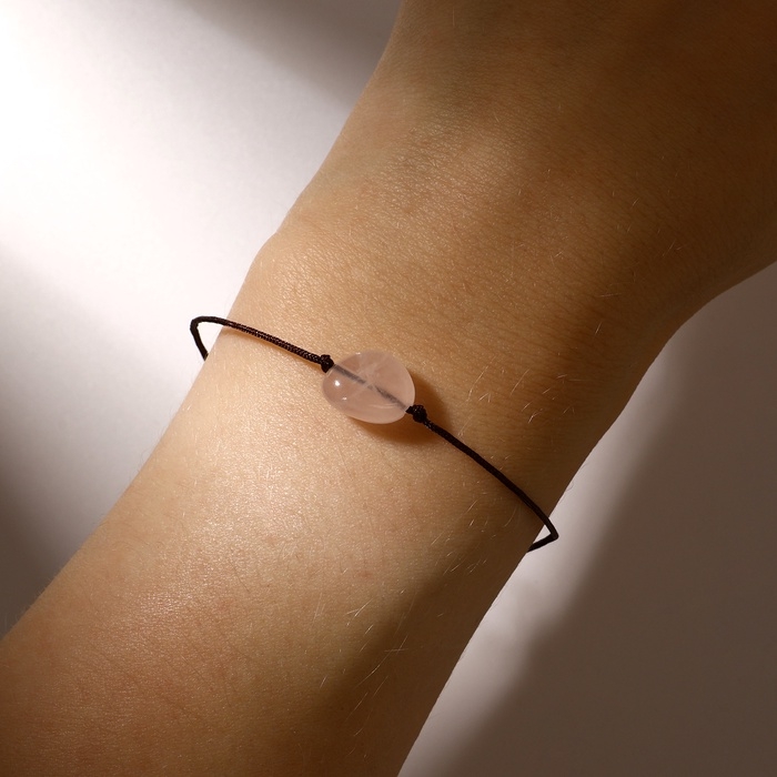 Браслет желаний «Кварц розовый» на коричневой нити, длина регулируется Браслет желаний «Кварц розовый» на коричневой нити, длина регулируется