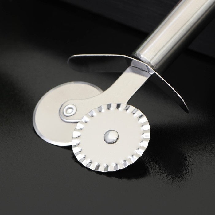 Нож для теста и пиццы Доляна «Металлик», 2 лезвия, 18 см, цвет серебристый Нож для теста и пиццы Доляна «Металлик», 2 лезвия, 18 см, цвет серебристый