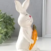 Сувенир керамика "Зайчик с оранжевой морковкой" 9,7х8,5х18,7 см