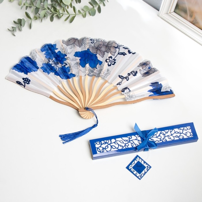 Веер бамбук, текстиль h=21 см изгиб, с кистью  Веер бамбук, текстиль h=21 см изгиб, с кистью "Цветы" в коробке, бело-синий