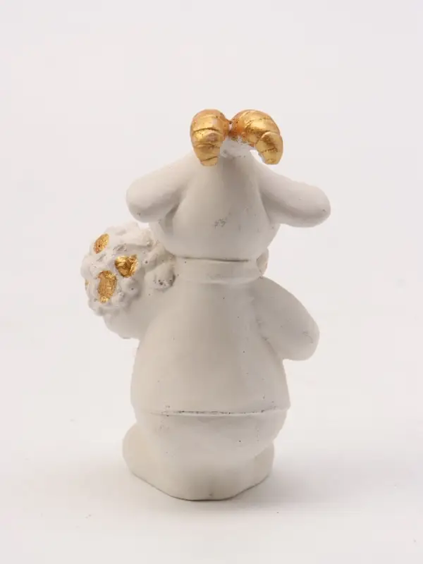 Фигурка декоративная &laquo;Баран с букетом&raquo;, 9&times;5&times;4 см, белая