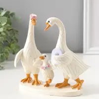 Сувенир полистоун "Семейство лапчатых гусей, с цветочными венками" 16,5 см