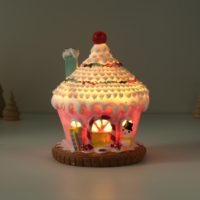 Сувенир полистоун свет Сувенир полистоун свет "Пряничный домик розовый в глазури со снеговиком" 11,5х11,5х15 см