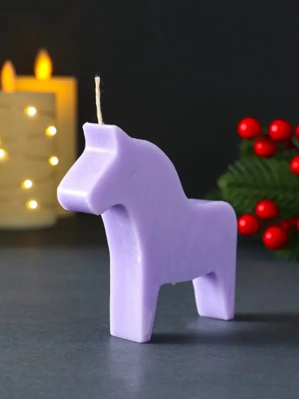 Декоративная свеча новогодняя &laquo;Лошадка&raquo;, 10.5&times;10 см, фиолетовый