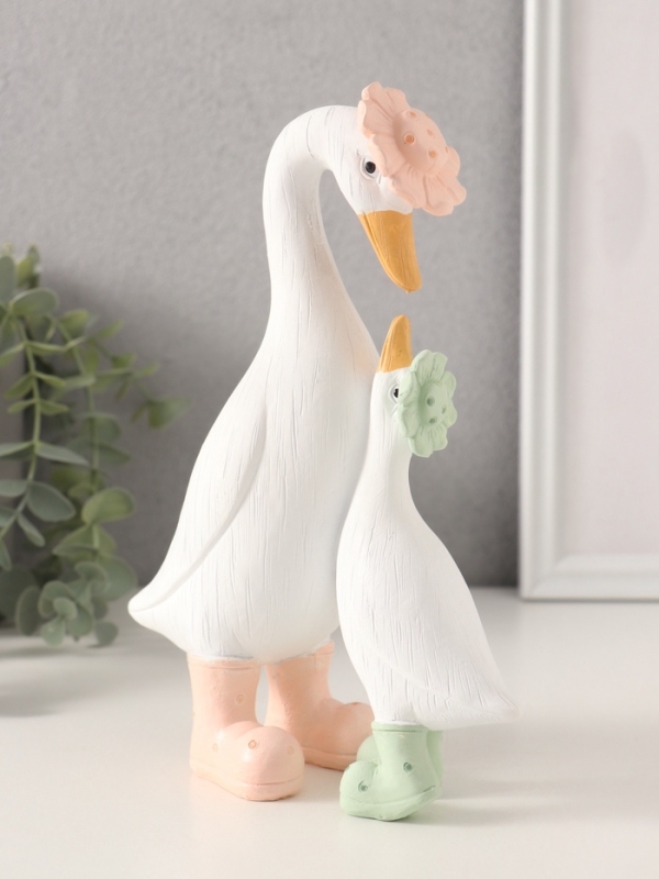 Сувенир полистоун Сувенир полистоун "Утка с малышом в резиновых сапогах" 16х6,5х21 см