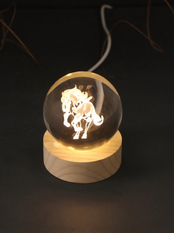 Сувенир стекло подсветка "Шар. Конь" d=6 см подставка дерево, USB