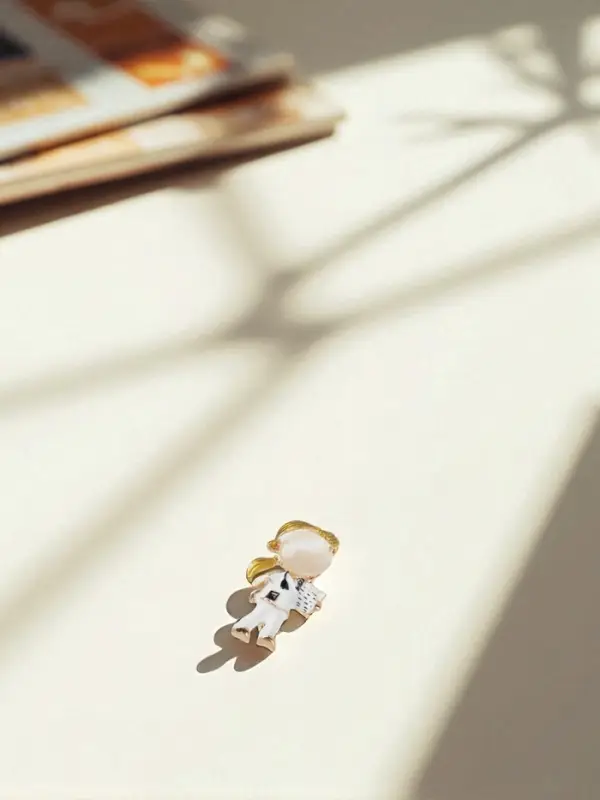 Брошь &laquo;Доктор&raquo;, девочка, цветная в золоте