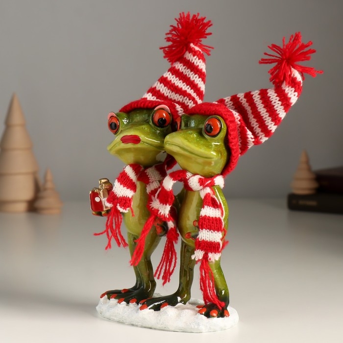 Сувенир полистоун лак Сувенир полистоун лак "Две лягухи в шапочках и шарфиках с подарком" 10,5х5,5х19 см