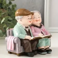 Сувенир полистоун "Дедуля с бабулей на диване читают книгу" 12х5х11 см