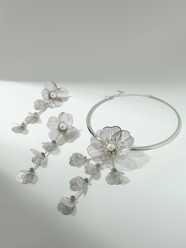 Набор 2 предмета: серьги, колье «Цветок» бусина и стразик, белый в серебре, d=14 см Набор 2 предмета: серьги, колье «Цветок» бусина и стразик, белый в серебре, d=14 см