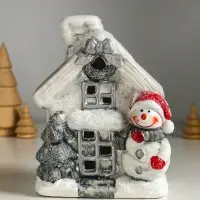 Сувенир керамика свет "Снеговичок у домика" 11,5х7,5х15,5 см Сувенир керамика свет "Снеговичок у домика" 11,5х7,5х15,5 см