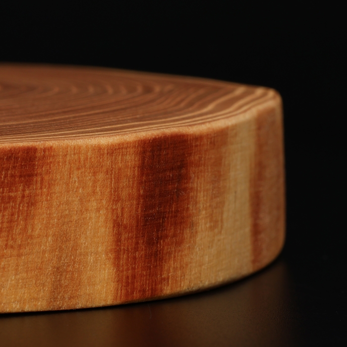 Доска разделочная из спила Wild Kitchen, d=160-200 мм, толщина 30 мм, цельный массив кедра Доска разделочная из спила Wild Kitchen, d=160-200 мм, толщина 30 мм, цельный массив кедра