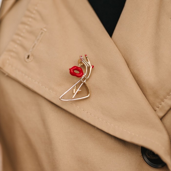 Брошь «Силуэт», цвет красный в золоте Брошь «Силуэт», цвет красный в золоте