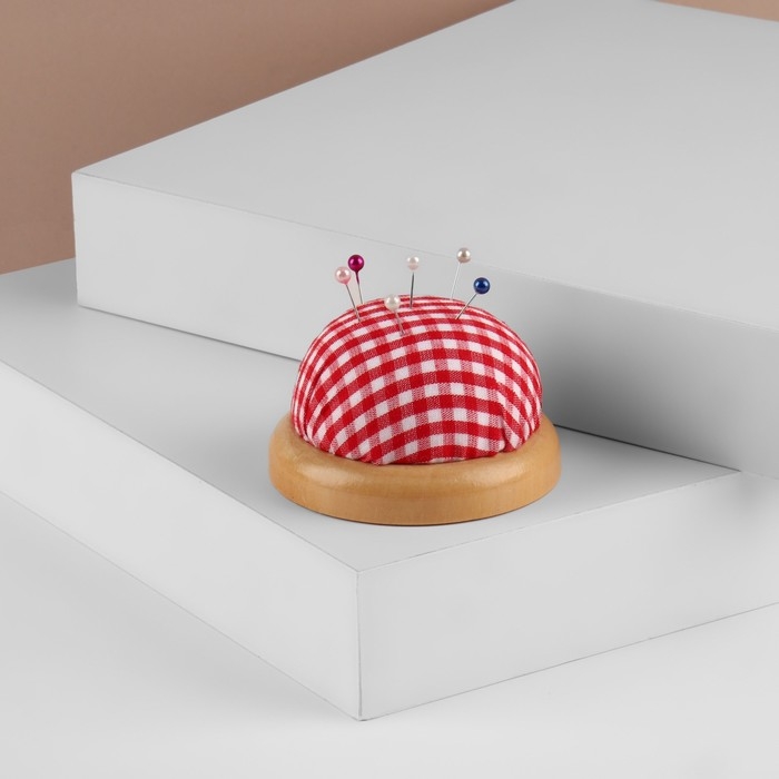 Игольница «Круг», на деревянной подложке, d = 7 см, цвет красный/белый Игольница «Круг», на деревянной подложке, d = 7 см, цвет красный/белый
