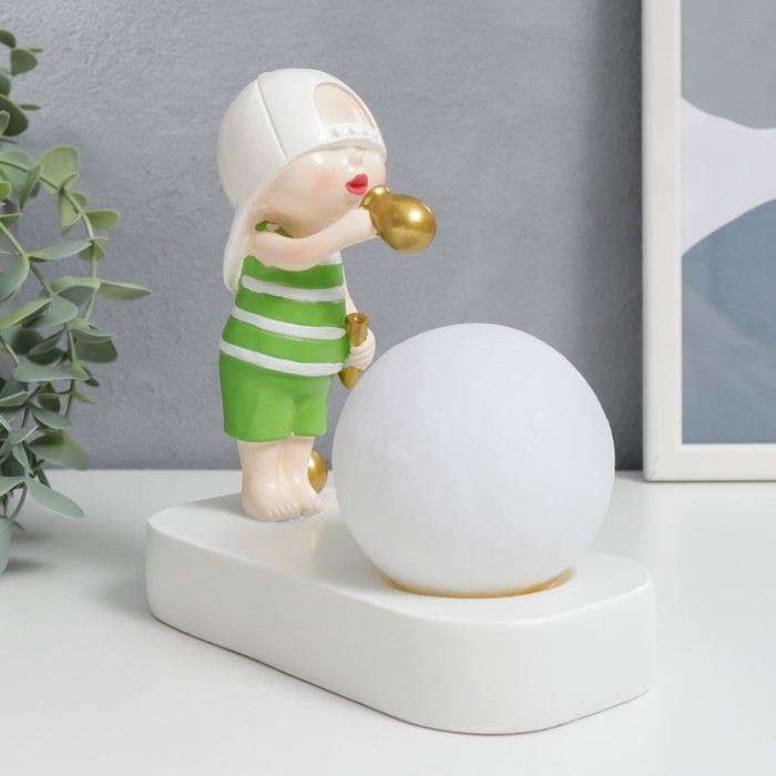 Сувенир полистоун свет  Сувенир полистоун свет "Малыш в белой кепке, с золотым пузырём у шара" 16,5х8х16 см
