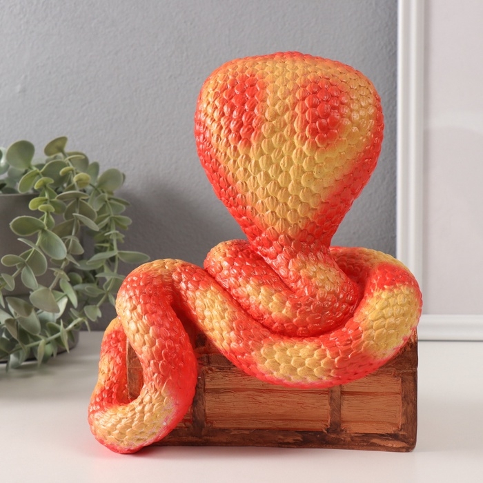 Фигурка Фигурка "КОБРА НА СУНДУКЕ" 20 х 17 х 12 см.