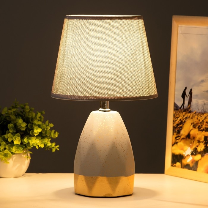 Настольная лампа Настольная лампа "Адилин" E14 40Вт серый-золото 21х21х34 см RISALUX