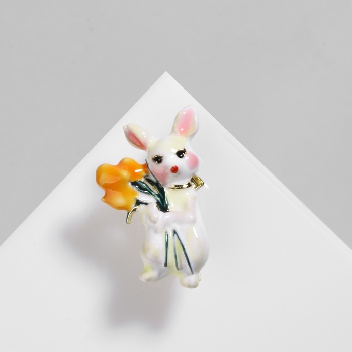 Брошь «Зайчик» с букетом, цветная в золоте Брошь «Зайчик» с букетом, цветная в золоте