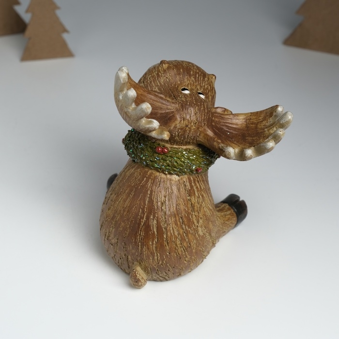 Сувенир полистоун Сувенир полистоун "Лосик Улыбка в еловом венке с бантом и колокольчиком" сидит 13,5х11х16 см 10325