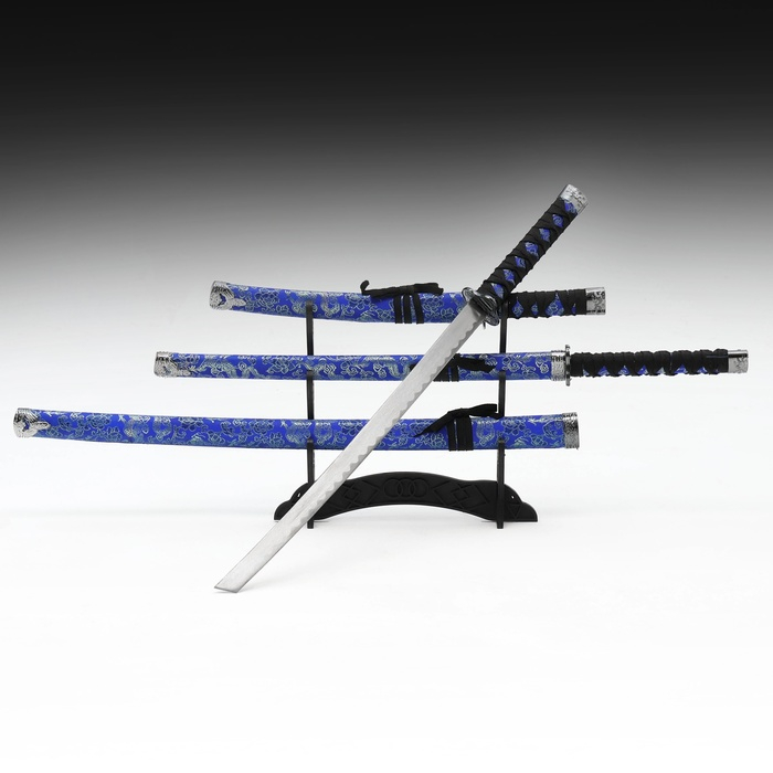 Сув. изделие катаны 3в1 на подставке, ножны ткань, драконы золото на синем 47/70/89см Сув. изделие катаны 3в1 на подставке, ножны ткань, драконы золото на синем 47/70/89см