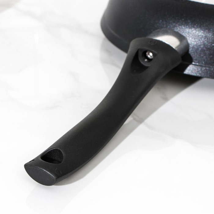 Сковорода «Традиция», d=22 см, пластиковая ручка, стеклянная крышка, утолщённое дно, антипригарное покрытие, цвет чёрный Сковорода «Традиция», d=22 см, пластиковая ручка, стеклянная крышка, утолщённое дно, антипригарное покрытие, цвет чёрный