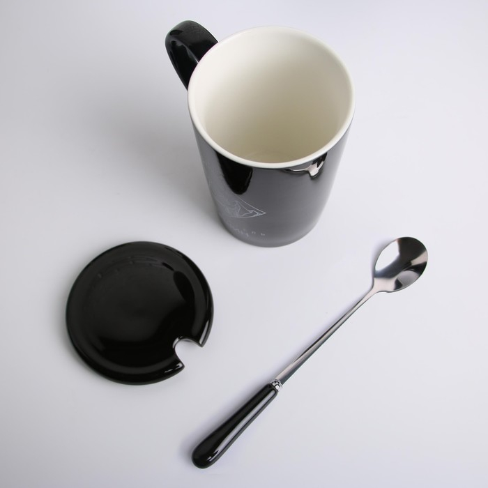 Кружка керамическая с ложкой и крышкой &laquo;Покоритель вершин&raquo;, 400 мл, цвет чёрный