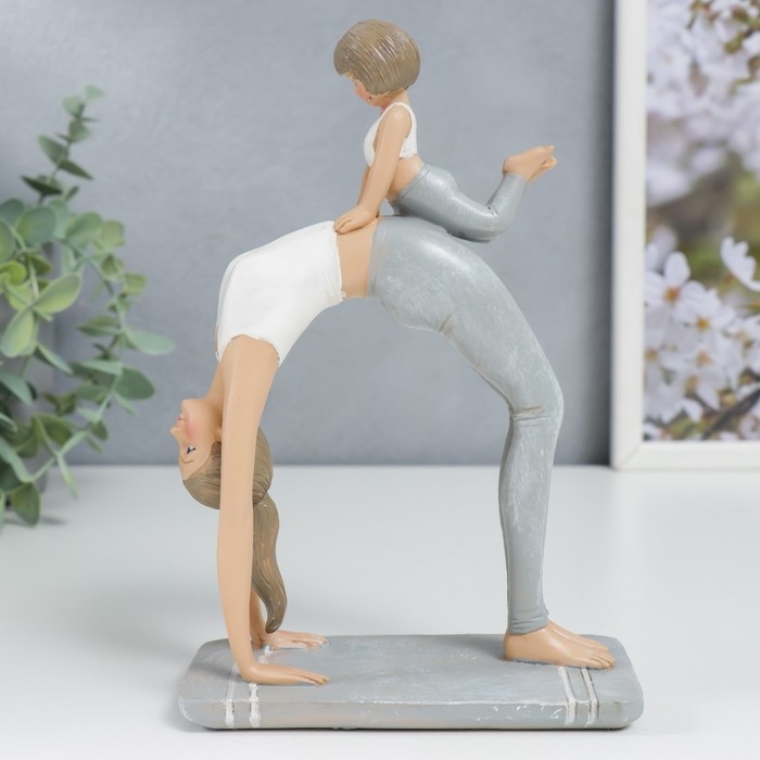 Сувенир полистоун  Сувенир полистоун "Мама в позе колеса, с дочкой" бело-серый 19х7х13 см