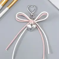 Брелок на карабине "Двойной бант с сердцем" бело-розовый 14х9х1,5 см