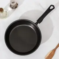 Сковорода &laquo;Классика атлас&raquo;, d=24 см, стеклянная крышка, пластиковая ручка, антипригарное покрытие, алюминий, чёрная