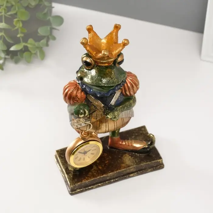 Сувенир полистоун с часами "Жабий король" 25х15,3х8 см