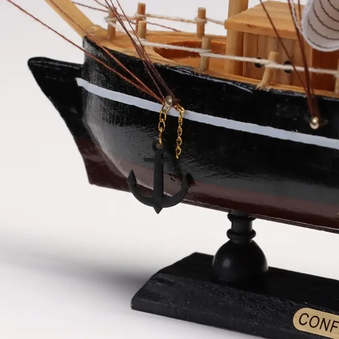 Сувенирная модель корабля &laquo;Илия&raquo;, борта чёрные, паруса бежевые с полосами, 5.5&times;23.5&times;23.5 см