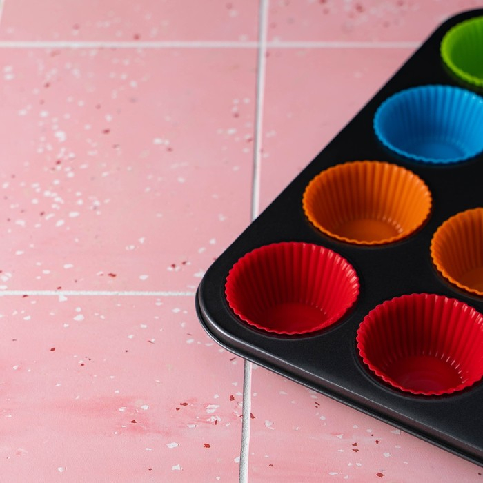 Форма для выпечки Доляна «Силикон плюс», 35×26,5×2,5 см, 12 ячеек, силиконовые вкладки, антипригарное покрытие, цвет формочек МИКС Форма для выпечки Доляна «Силикон плюс», 35×26,5×2,5 см, 12 ячеек, силиконовые вкладки, антипригарное покрытие, цвет формочек МИКС