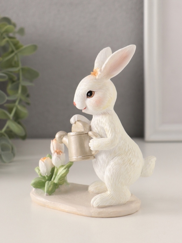 Сувенир полистоун  Сувенир полистоун "Зайка поливает тюльпаны из лейки" 10х5,5х12,5 см