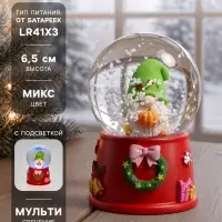 Сувенир полистоун водяной шар свет &laquo;Гном и еловый венок&raquo; МИКС d=4.5 см