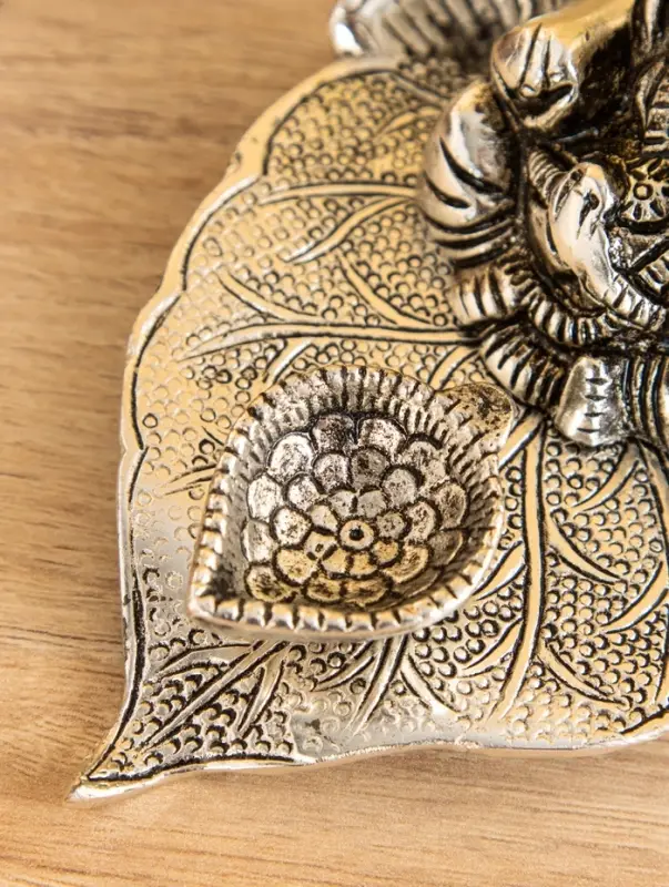 Подставка под благовония «Ганеша на листе», 12.5×10×6.7 см, алюминий Подставка под благовония «Ганеша на листе», 12.5×10×6.7 см, алюминий