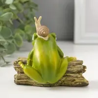 Сувенир полистоун "Лягушонок на коряге с улиткой на голове" 9,5 см