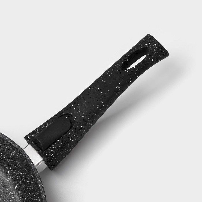 Сковорода кованая Magistro Dark, d=24 см, съёмная ручка soft-touch, антипригарное покрытие, индукция, цвет чёрный Сковорода кованая Magistro Dark, d=24 см, съёмная ручка soft-touch, антипригарное покрытие, индукция, цвет чёрный