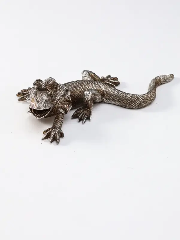 Панно интерьерное полистоун "Плащеносная ящерица" чернённое серебро 21х11,5х4,5 см