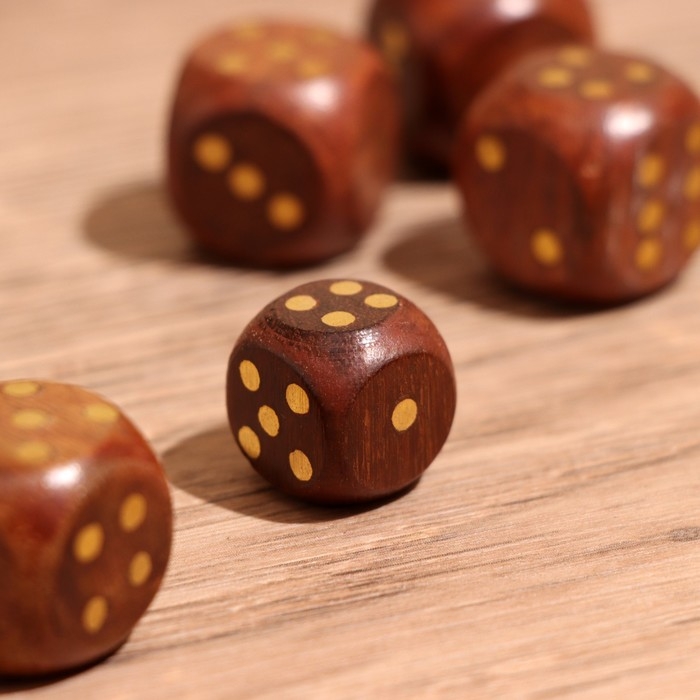Кубики игральные в шкатулке 12х4х4 см, дерево шишам Кубики игральные в шкатулке 12х4х4 см, дерево шишам