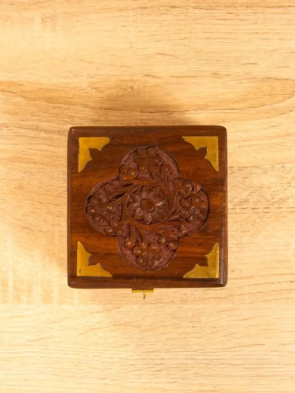 Шкатулка квадратная  с замочком латунь 10х10х6 см, дерево шишам Шкатулка квадратная  с замочком латунь 10х10х6 см, дерево шишам