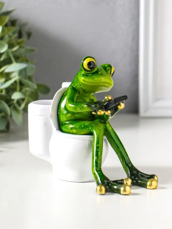 Фигурка полистоун лак &laquo;Лягушонок на унитазе с телефоном&raquo;, 12.5&times;8&times;11 см