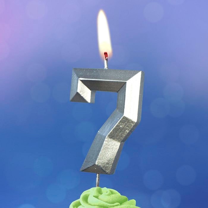 Свеча в торт на шпажке «Серебряные грани», цифра 7, серебряная