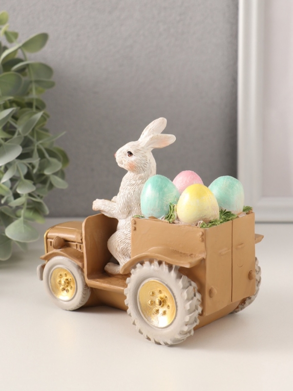 Сувенир полистоун "Заяц-тракторист с пасхальными яичками в кузове" 11,5х6,5х12 см