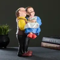 Фигурка декоративная &laquo;Дед с бабкой на руках&raquo;, полистоун, 27&times;22&times;14 см