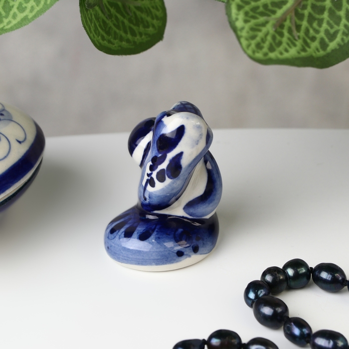 Сувенир символ года Сувенир символ года "Змея с яблоком", гжель, 5.5х4 см