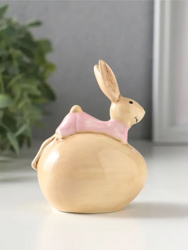 Сувенир керамика "Зайчик в розовой пижамке на яйце" 7х5,4х8,6 см