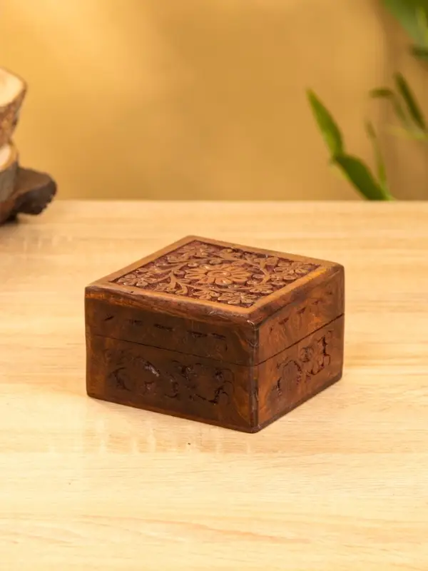 Шкатулка резная 10х10х6 см, дерево шишам Шкатулка резная 10х10х6 см, дерево шишам