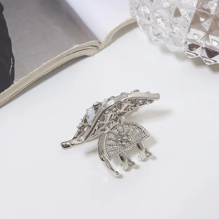 Крабик для волос &laquo;Доротеа&raquo;, лепестки, 3.5 см, серебристый