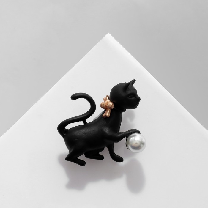 Брошь «Кошка» с жемчужинкой, цвет чёрно-белый в золоте Брошь «Кошка» с жемчужинкой, цвет чёрно-белый в золоте
